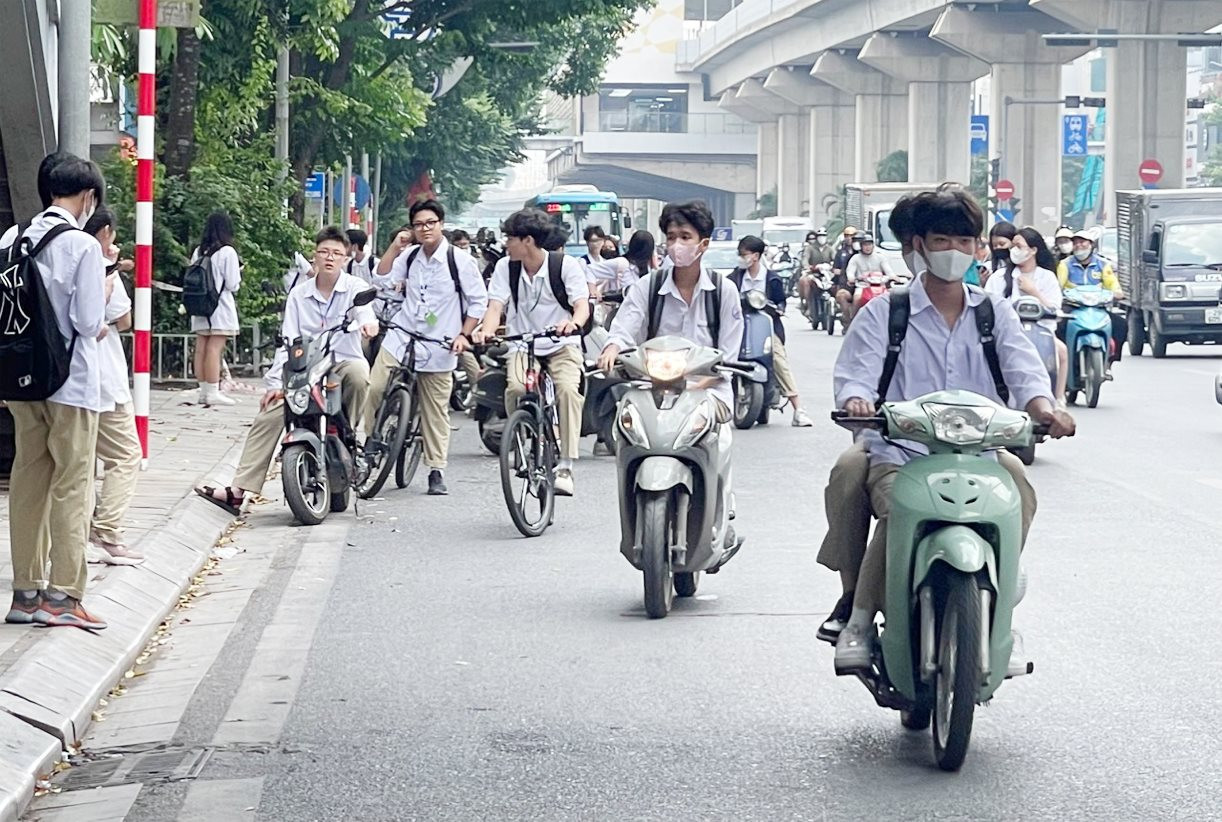 Việc sử dụng mô tô điện giúp các em học sinh tiết kiệm thời gian, và chủ động