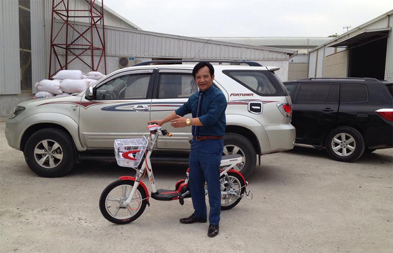 Quang Tèo ghé thăm xường láp ráp xe đạp điện Ngọc Hà với mẫu N3