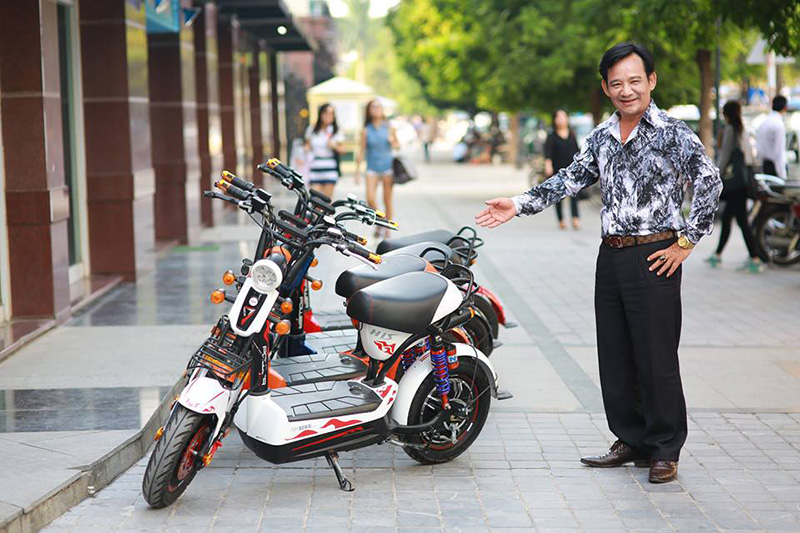 Quang Tèo tạo dáng bên sản phẩm xe máy điện h1s