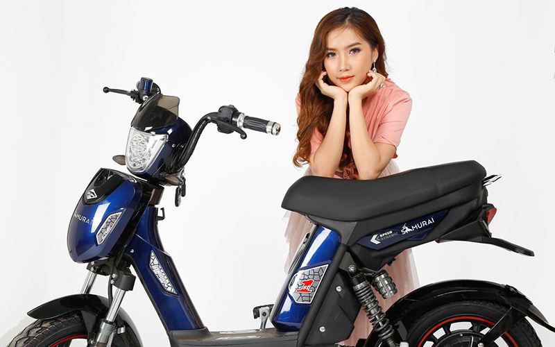 Mẫu nữ xinh đẹp của DK Bike tạo dáng bên xe đạp điện DK Samurai