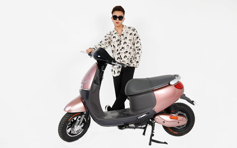 Soobin Hoàng Sơn tự tin bên xe máy điện DK Luxury