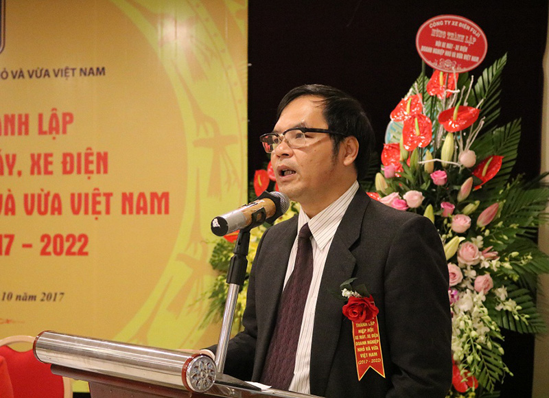 Ông Tô Hoài Nam phó chủ tịch thường trực, kiêm tổng thư kí kiệp hội doanh nghiệp vửa và nhỏ việt nam phát biểu tại đại hội