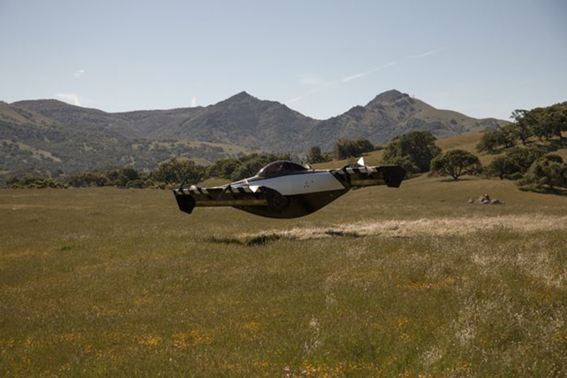 Xe điện bay Blackfly đang bay trên cánh đồng