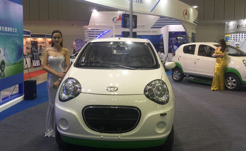 1 chiếc ô tô điện của TQ trong 1 triển lãm tại Việt Nam