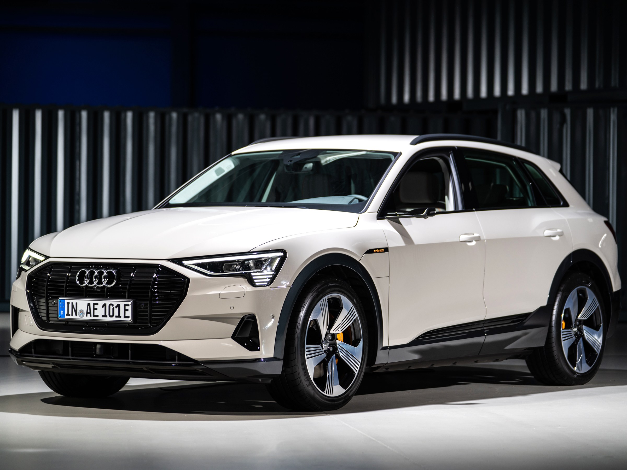 Audi E – tron được dự đoán sẽ là đối thủ cạnh tranh với Model X của Tesla