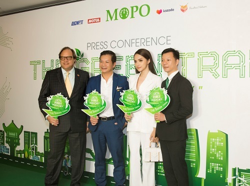 Ông Nguyễn Ngọc Minh đại diện công ty Powercentric (ngoài cùng bên phải) và các khách mời