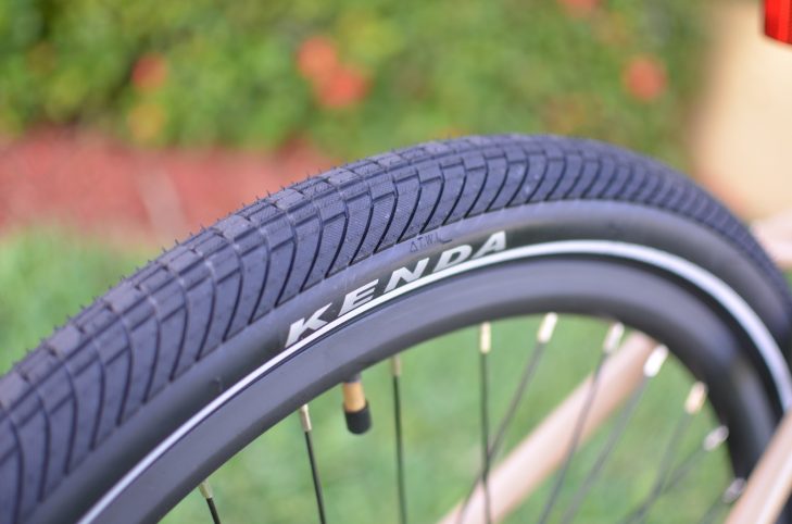 Xe sử dụng lốp thương hiệu Kenda rất nổi tiếng trong ngành công nghiệp xe đạp