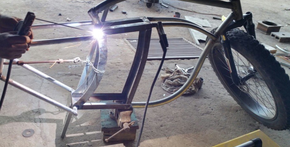 Phần khung sườn xe trong quá trình chế tạo xe đạp điện tự chế của anh Nguyễn Chí Hiển