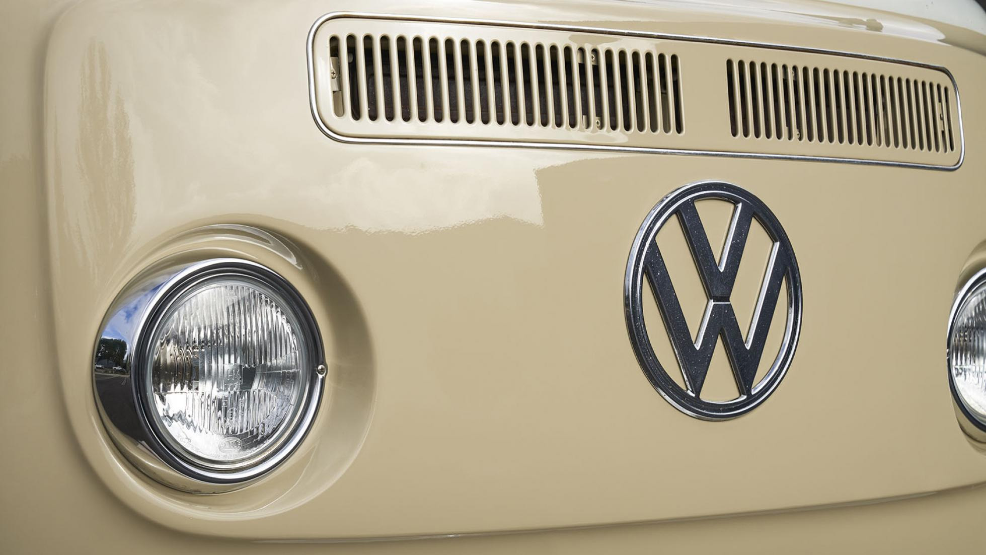 Logo của VW nổi bật ngay phía mặt trước của xe