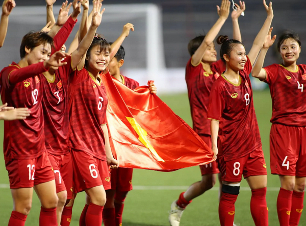 Các nữ cầu thủ Việt Nam diễu hành ăn mừng chức vô địch Seagames