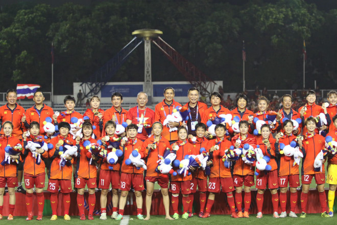 Đội tuyển nữ Việt Nam nhận huy chương vàng môn bóng đá Seagames 30