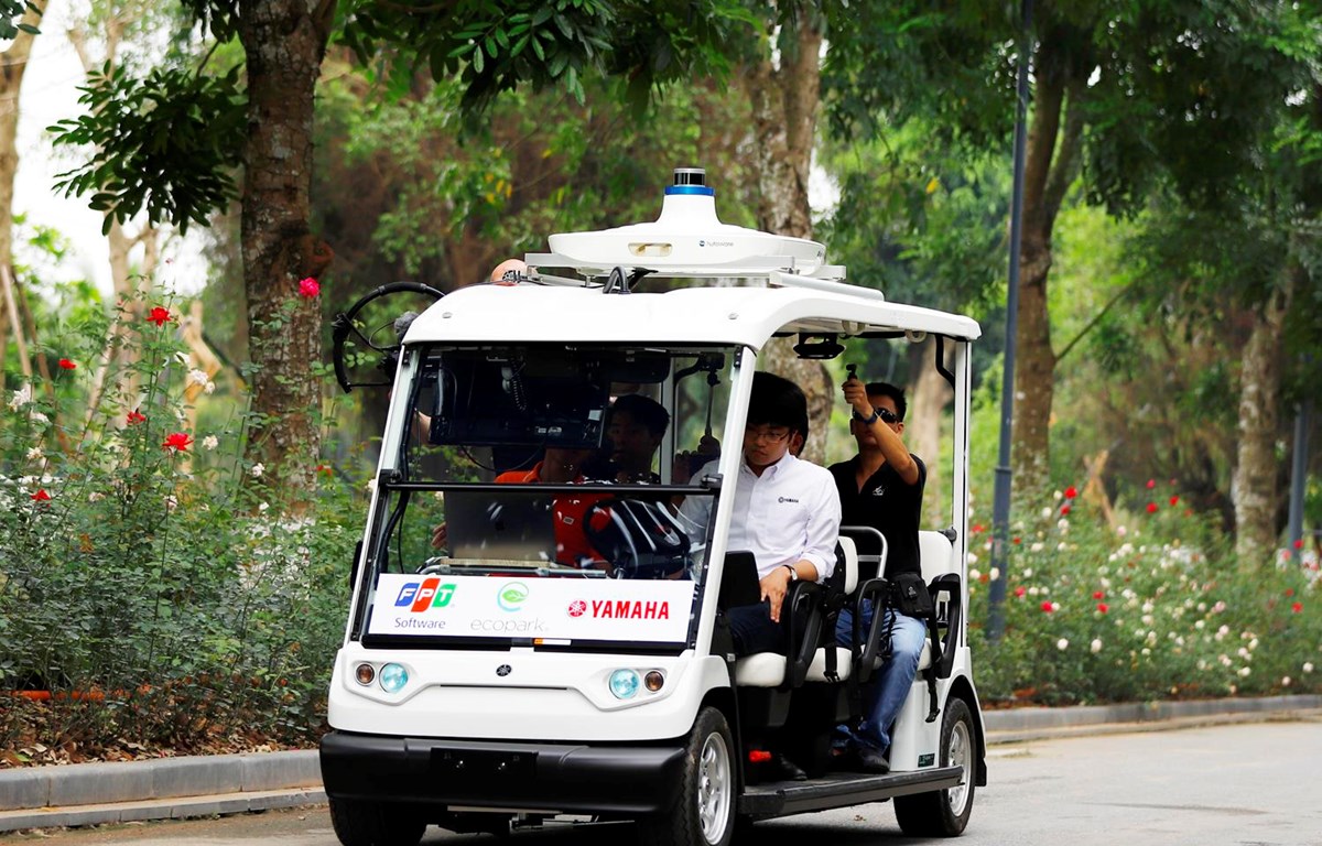 Sáng 11/4, tại khu đô thị Ecopark, FPT đã tiến hành thử nghiệm chiếc xe tự lái chạy