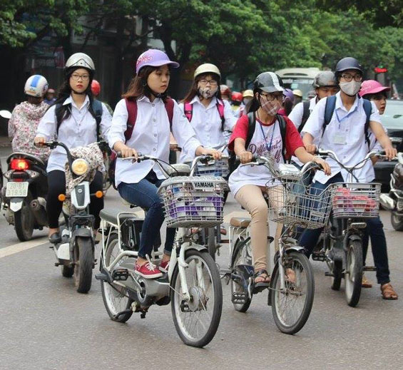Học sinh đi học bằng xe đạp điện