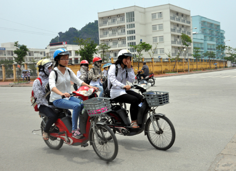 Học sinh tuân thủ Luật giao thông khi đi xe đạp điện