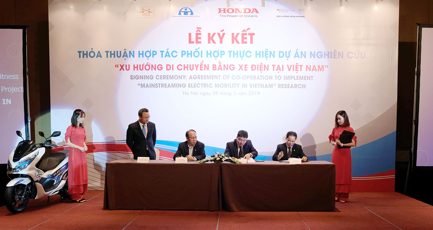 Honda ký thỏa thuận thực hiện nghiên cứu về khả năng sử dụng xe máy điện tại Việt Nam