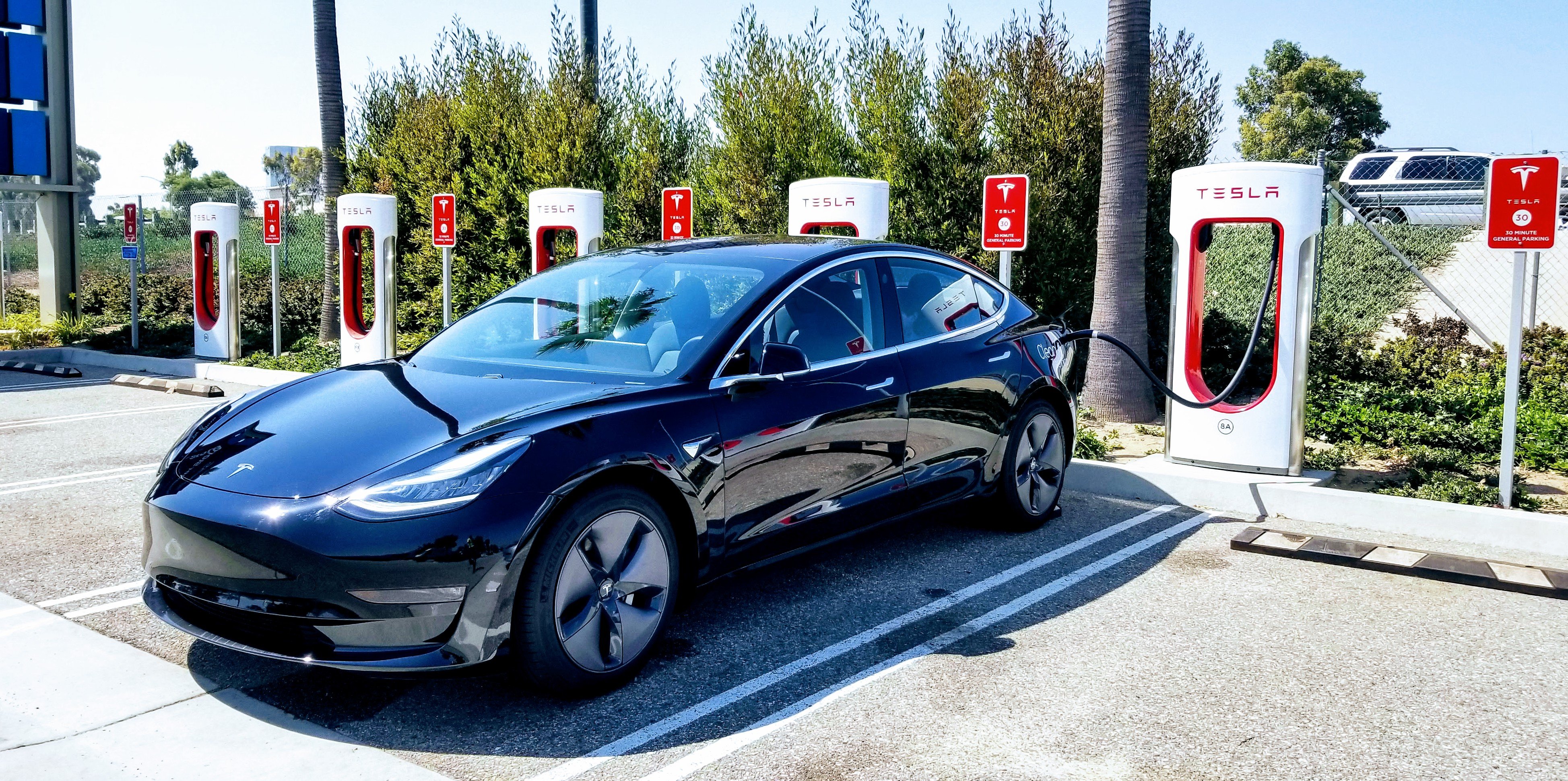 Tesla hối thúc khách hàng thanh toán tiền xe trong năm 2018 để tránh thuế