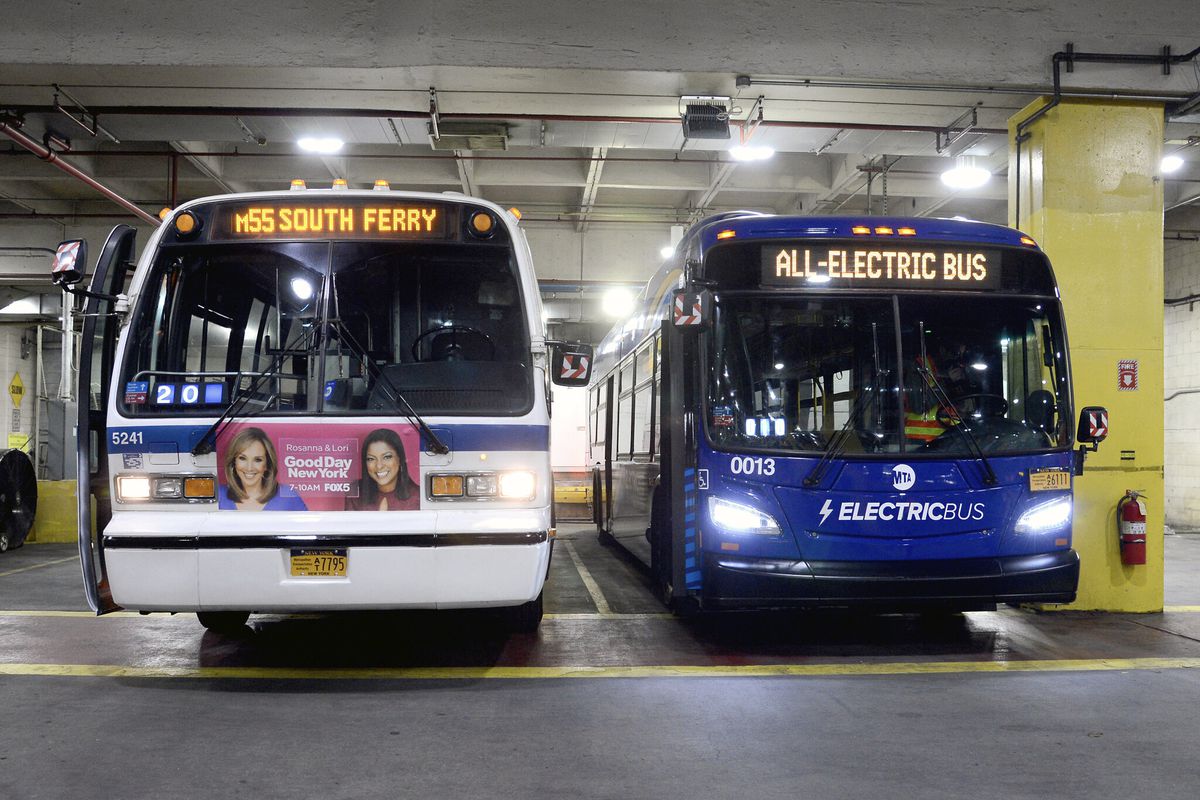 Một chiếc xe buýt Rapid Trans Series bên cạnh một chiếc xe buýt chạy hoàn toàn bằng điện mới tại New York