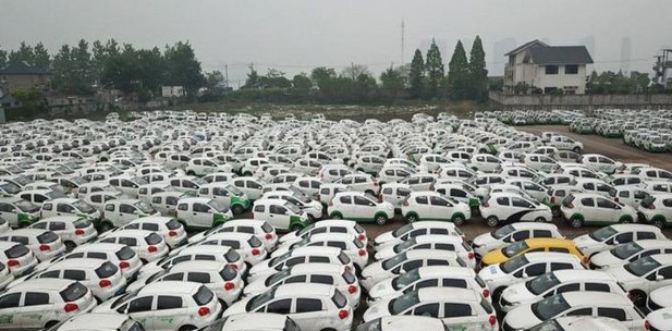 Hàng trăm chiếc xe điện “đắp chiếu” trên một bãi đất trống