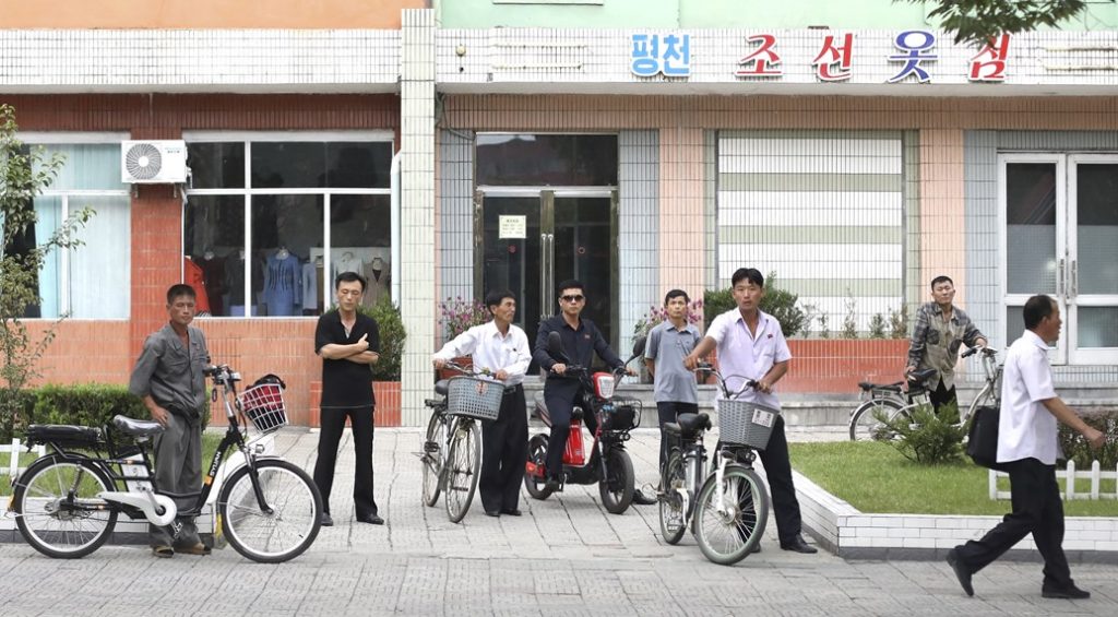 Pyongyangites với xe đạp điện và xe tay ga