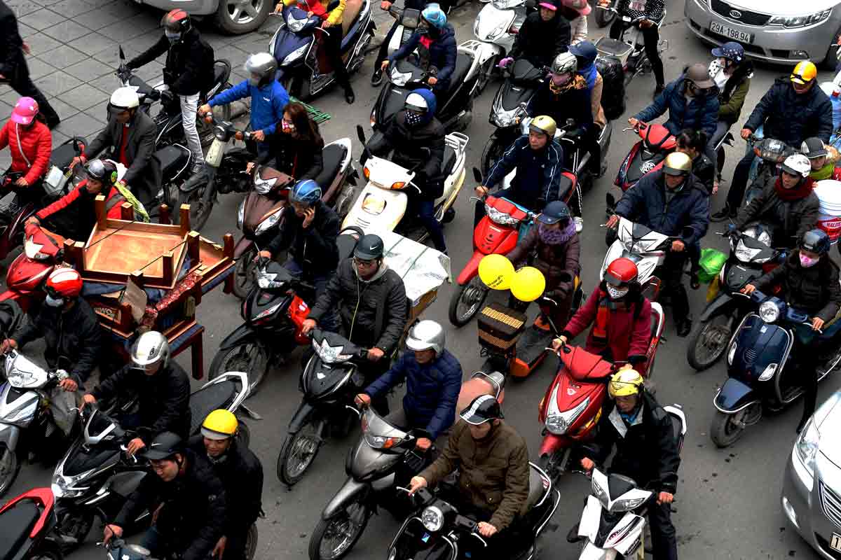 Những chiếc xe máy xếp hàng giữa những chiếc ô tô làm tắc nghẽn một con phố ở Hà Nội