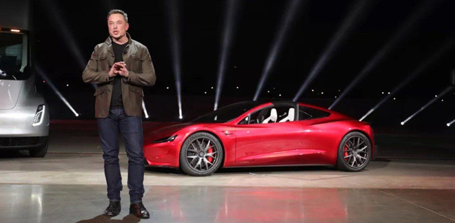 Elon Musk trên sân khấu trong lần giới thiệu chiếc Tesla Roadster 2020