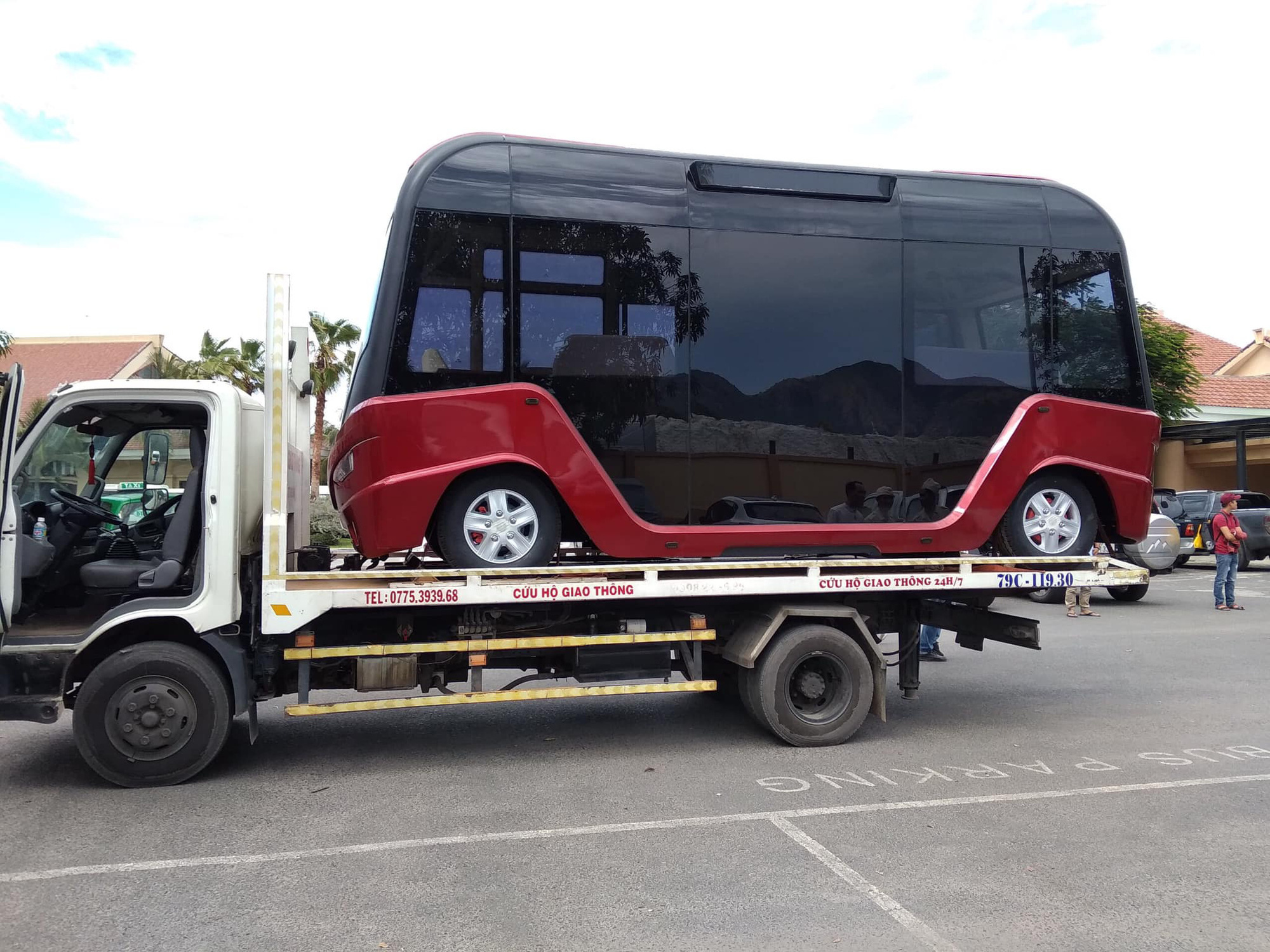 Chiếc xe của VinFast trên đường vận chuyển về Nha Trang
