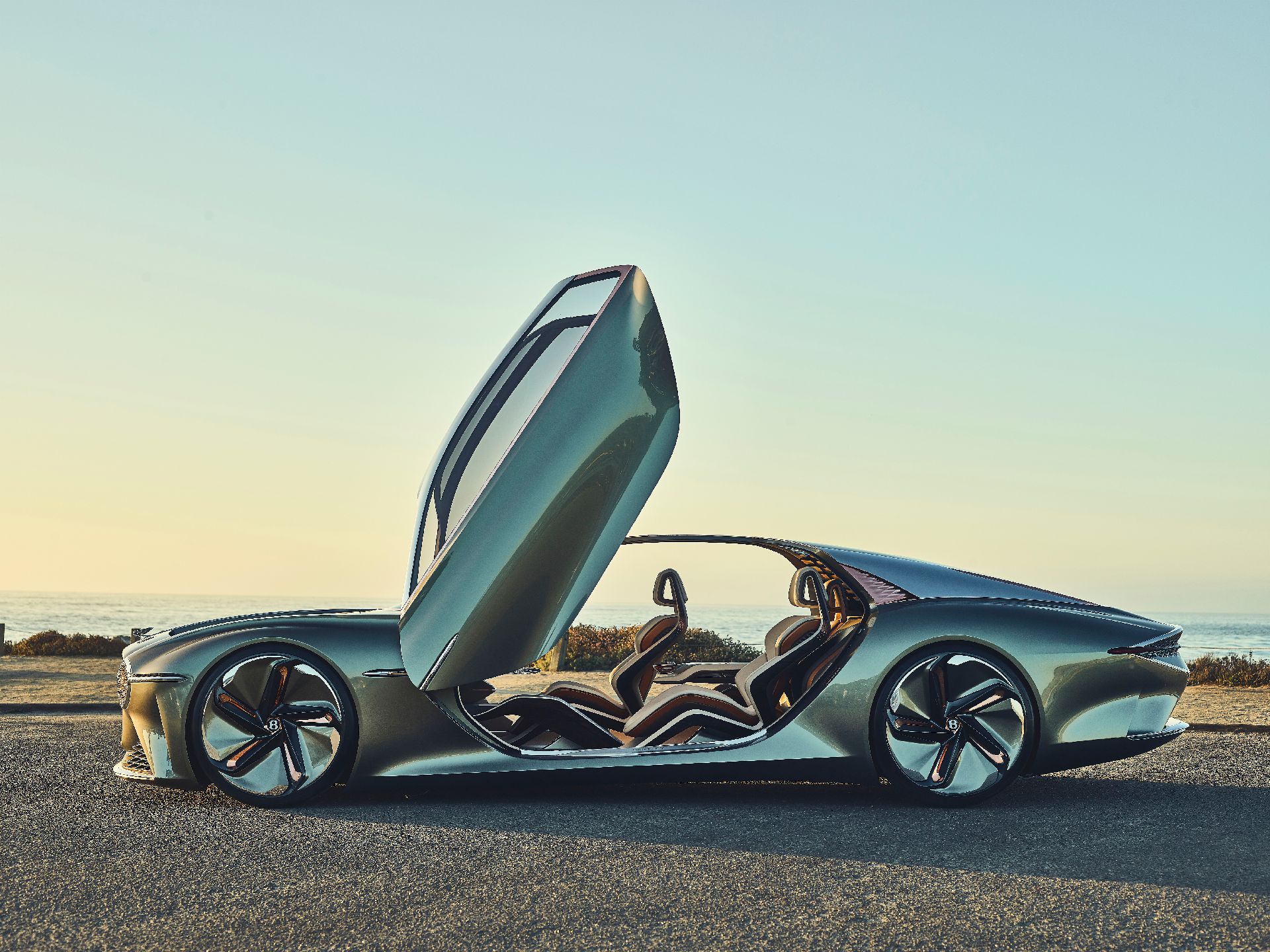 Chiếc xe concept này có thể chạy 700km sau mỗi lần sạc, tốc độ tối đa 300 km/h.