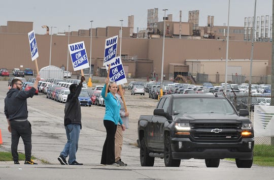 Công nhân United Auto nổi bật bên ngoài một nhà máy General Motors