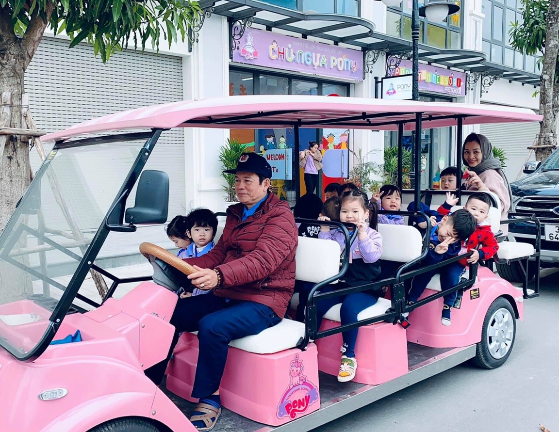PONY Montessori Preschool sử dụng xe điện để đưa học sinh dã ngoại, ngắm cảnh
