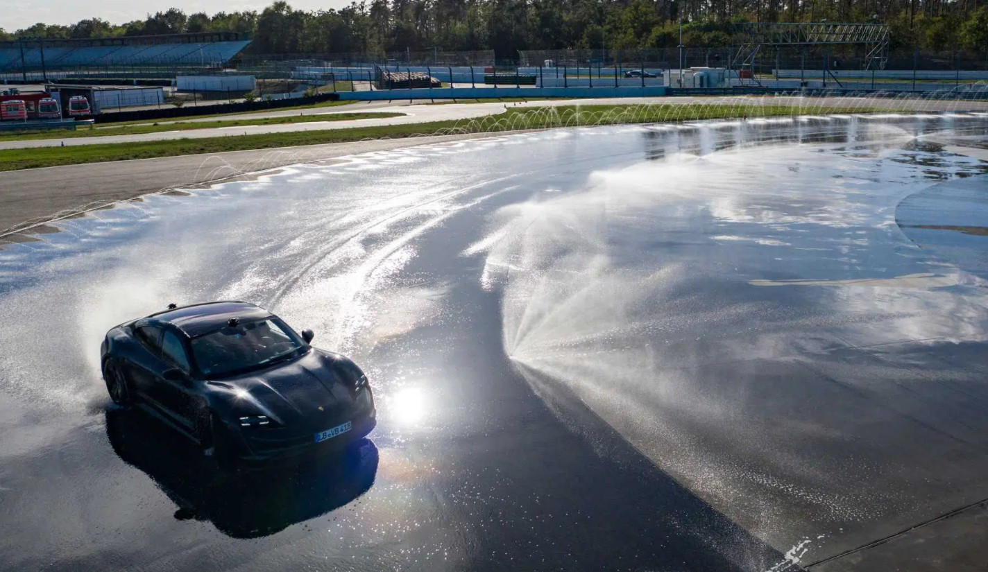 Xe điện Porsche Taycan lập kỷ lục Guiness khi Drift 42km trong 55 phút