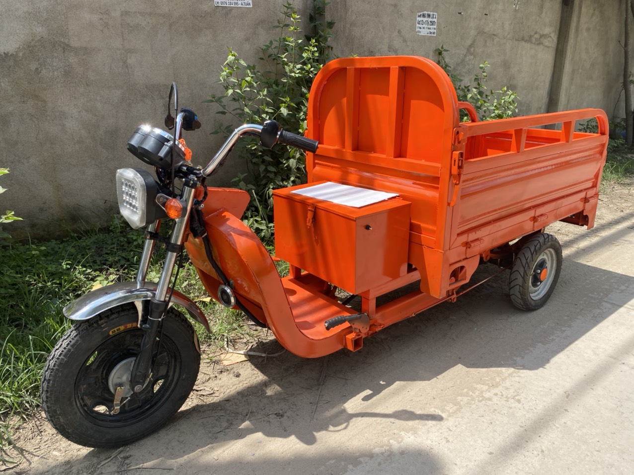 Xe 3 bánh chở hàng tự chế là loại xe 3 bánh được dùng để vận chuyển hàng hóa tại Việt Nam