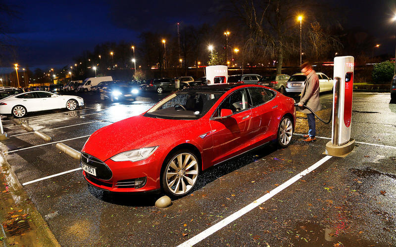 Tesla Model S (2012) – xe điện đầu tiên thay thế xe xăng truyền thống