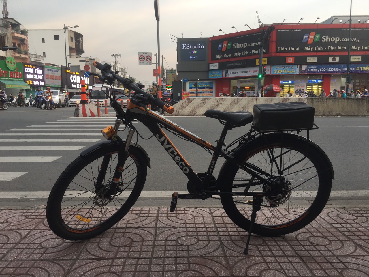 Chế xe đạp thường thành xe đạp điện, trào lưu mới Văn Minh