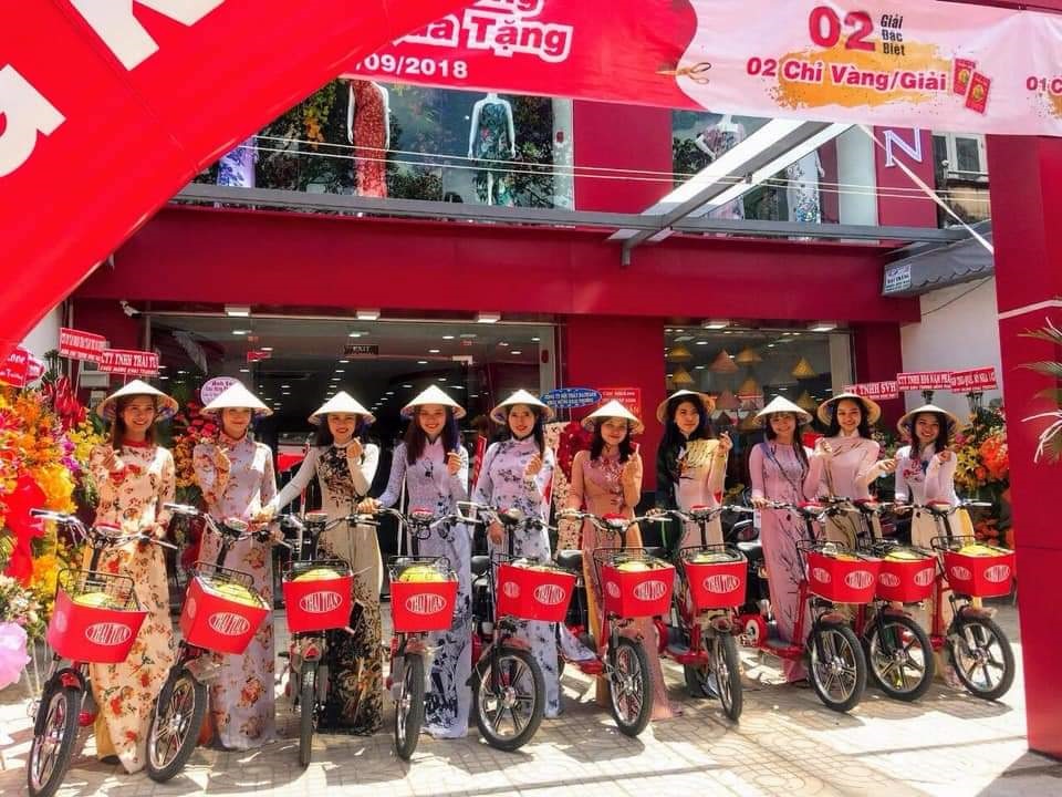Áo dài Thái Tuấn tổ chức Roadshow ấn tượng bằng xe điện