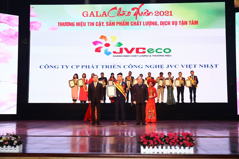 Đại diện của JVC Việt Nhật nhận biểu trưng và chứng nhận tại chương trình “Tự hào thương hiệu đất Việt”