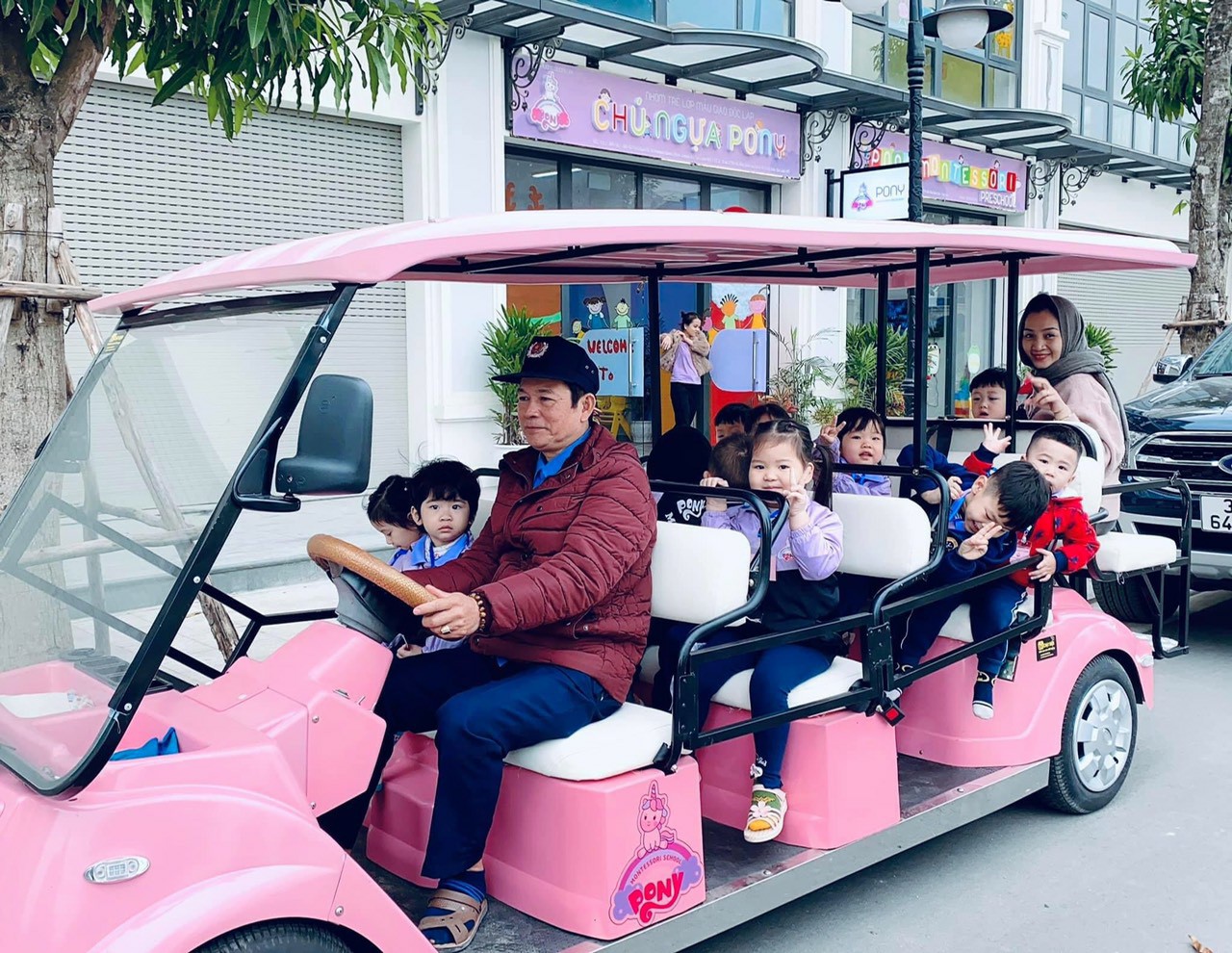 Xe điện tone hồng được Trường mầm non PONY Montessori Preschool - Vinhomes Ocean Park lựa chọn để đưa đón học sinh