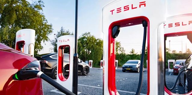 ​Năm 2012 Tesla giới thiệu 6 trạm sạc điện nhanh