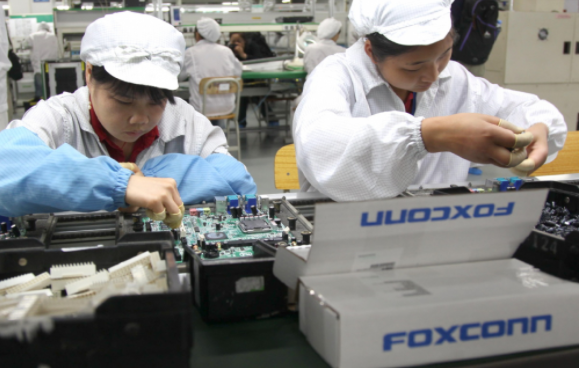 Công nhân của Foxconn sản xuất Macbook, iPad của Apple