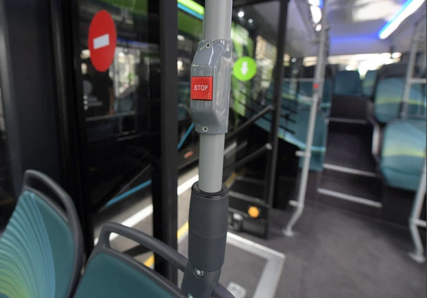 VinBus được trang bị nút bấm “STOP” dùng cho hành khách thông báo địa điểm dừng gần nhất