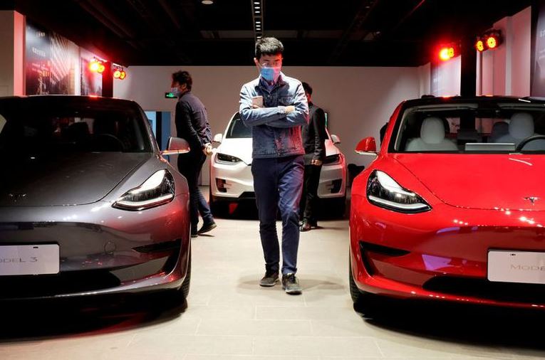 Sĩ quan quân đội Trung Quốc bị cấm sử dụng xe điện Tesla