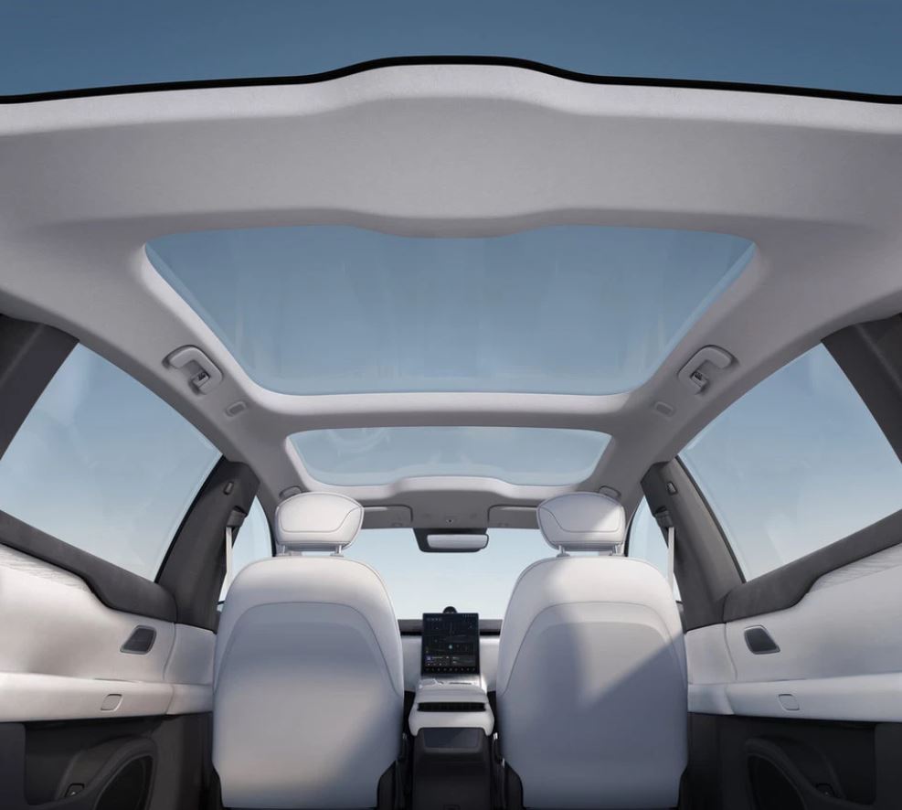 NIO ET7 được trang bị 33 loại cảm biến LiDAR xung quanh xe và trần kính có thể cản 99.9% tia UV
