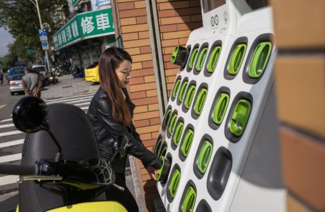 Xe máy điện là phương tiện chiếm lĩnh thị trường với hơn 400.000 người thực hiện việc đổi ắc quy xe tại một trạm đổi pin Gogoro
