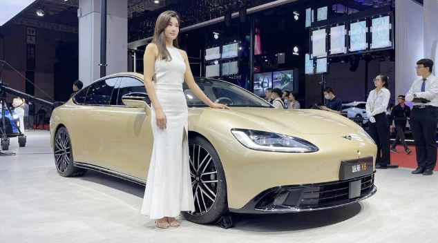 Tại triển lãm ô tô Thượng Hải 2023, tập đoàn Dayun đã giới thiệu mẫu xe điện mang tên Yuanhang Y6 2024