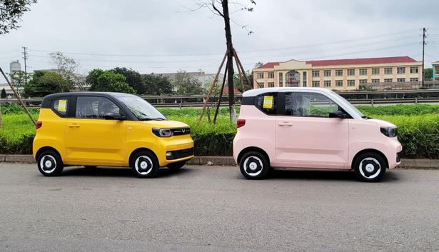 Mẫu xe ô tô điện mini được xuất xưởng tại Việt Nam với màu hồng nóc trắng