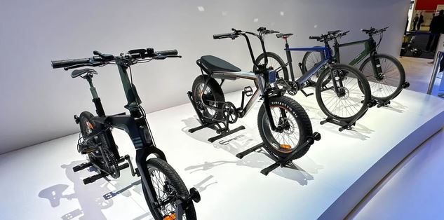 Hai chiếc xe đạp đó có động cơ Micro Motor và mỗi chiếc đều có phong cách thiết kế khác nhau