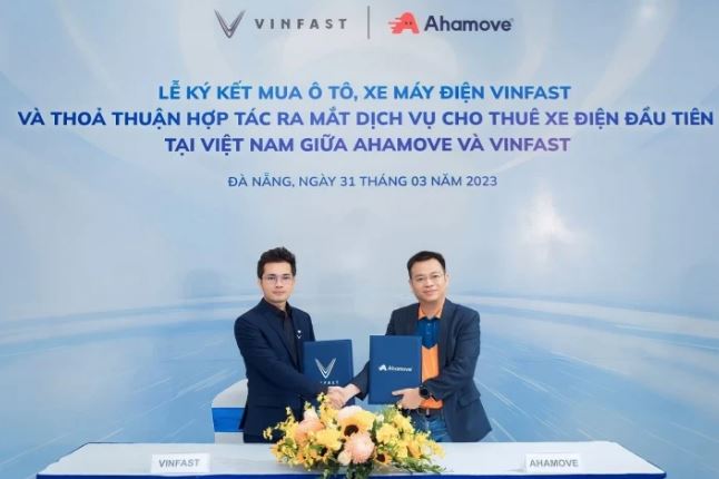 Ahamove đã nhận bàn giao 200 chiếc xe máy VinFast Feliz S