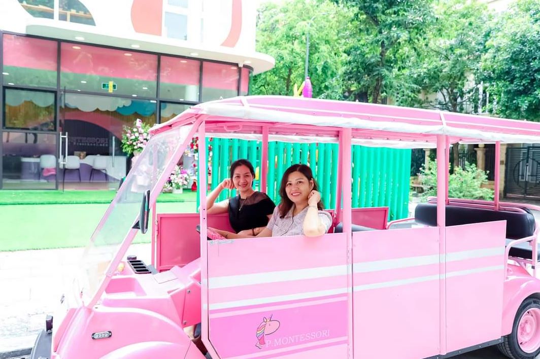 Pink Sunshine2,3 Montessori School sử dụng xe điện còn tạo cho bé thói quen bảo vệ không khí môi trường