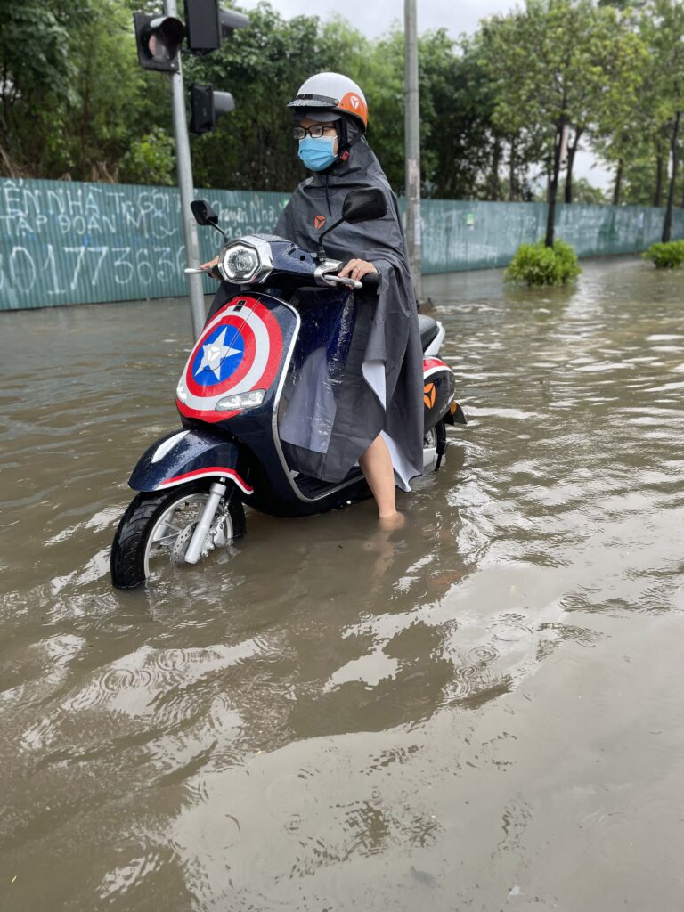 Nhiều người cảm thấy an toàn khi sử dụng phương tiện trên những con đường ngập lụt vì không phải giữ tay ga như xe xăng