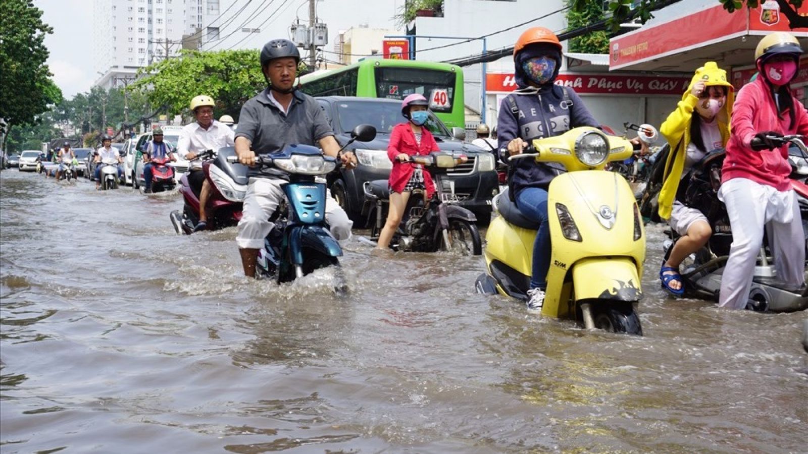 Việc sử dụng xe tay ga trên con đường ngập lụt sẽ dẫn đến tình trạng nước vào bô và gây hỏng máy