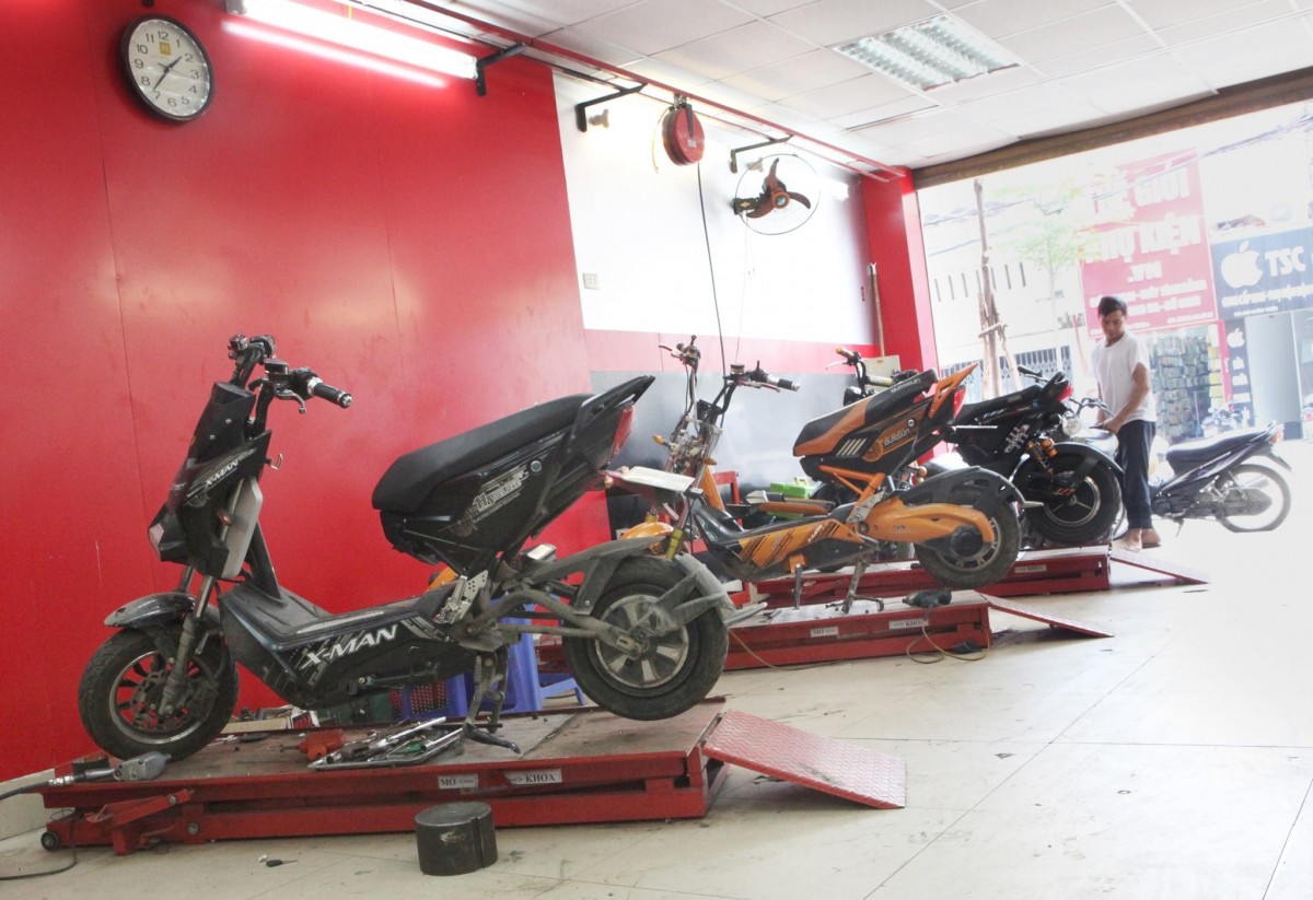 Mô hình kinh doanh phụ kiện và dịch vụ (Accessories and Services)